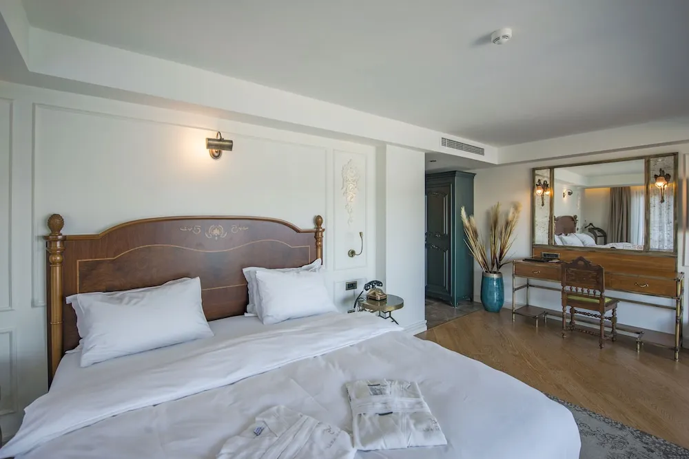 Deluxe Room with Hot Tub and Sea View