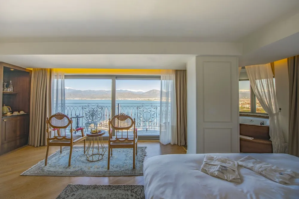 Deluxe Room with Hot Tub and Sea View
