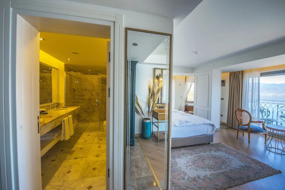 Deluxe Room with Hot Tub and Sea View