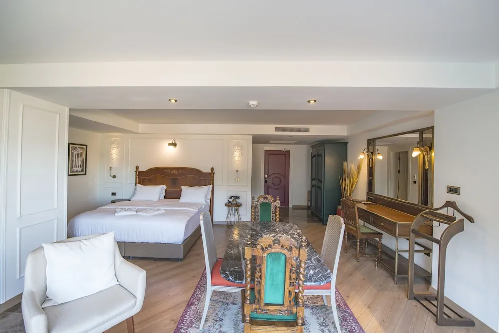 Deluxe Room with Partial Sea View