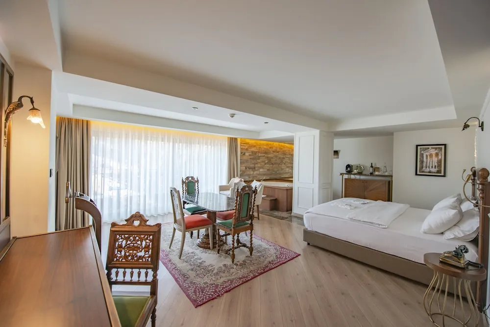 Deluxe Room with Partial Sea View