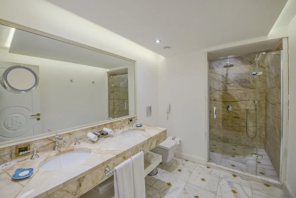 Deluxe Room with Partial Sea View