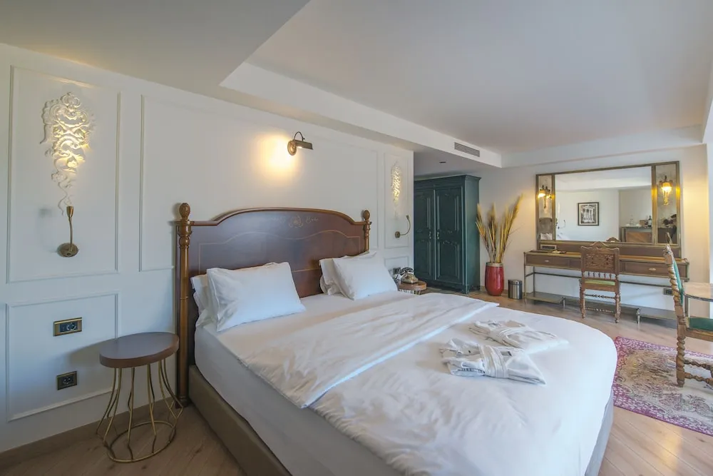 Deluxe Room with Partial Sea View