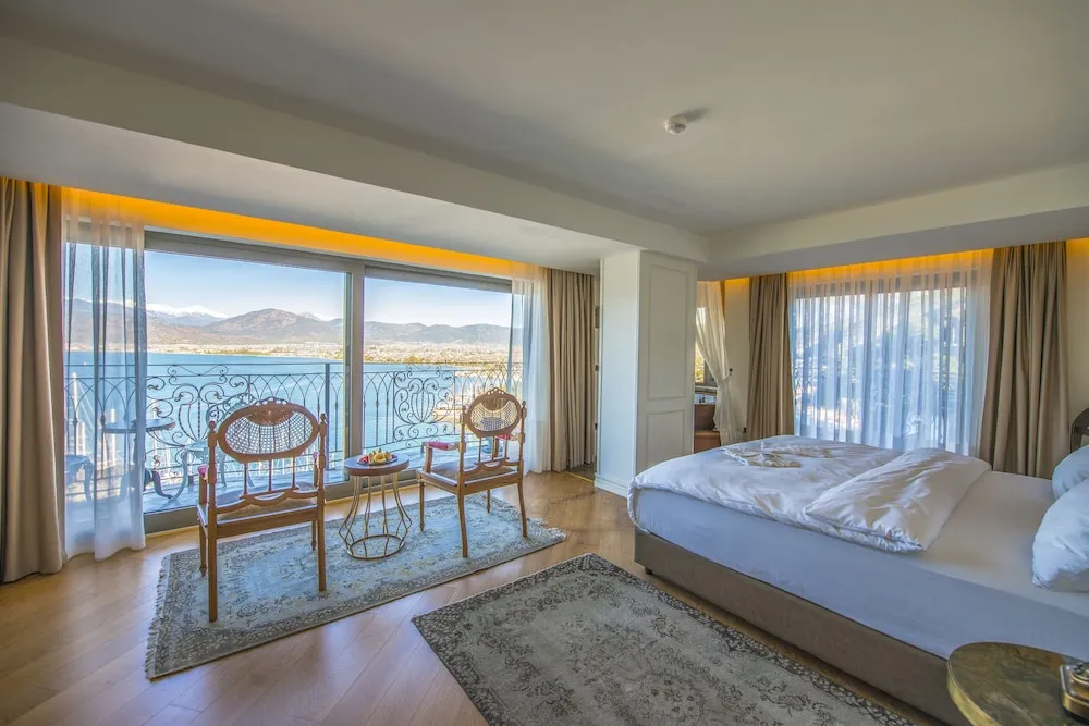 Deluxe Room with Partial Sea View