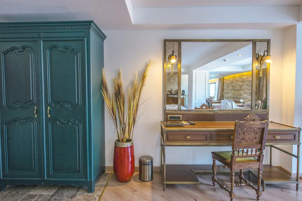 Deluxe Room with Partial Sea View