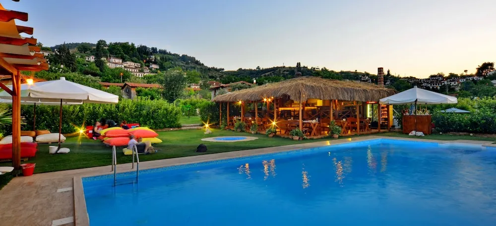 Salkım Konak Ağaç Evler