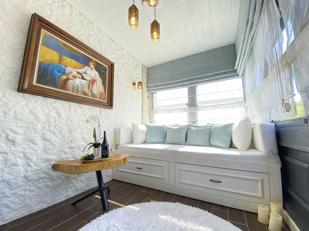 Suite with Bay Window