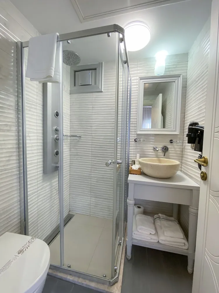 Suite with Bay Window