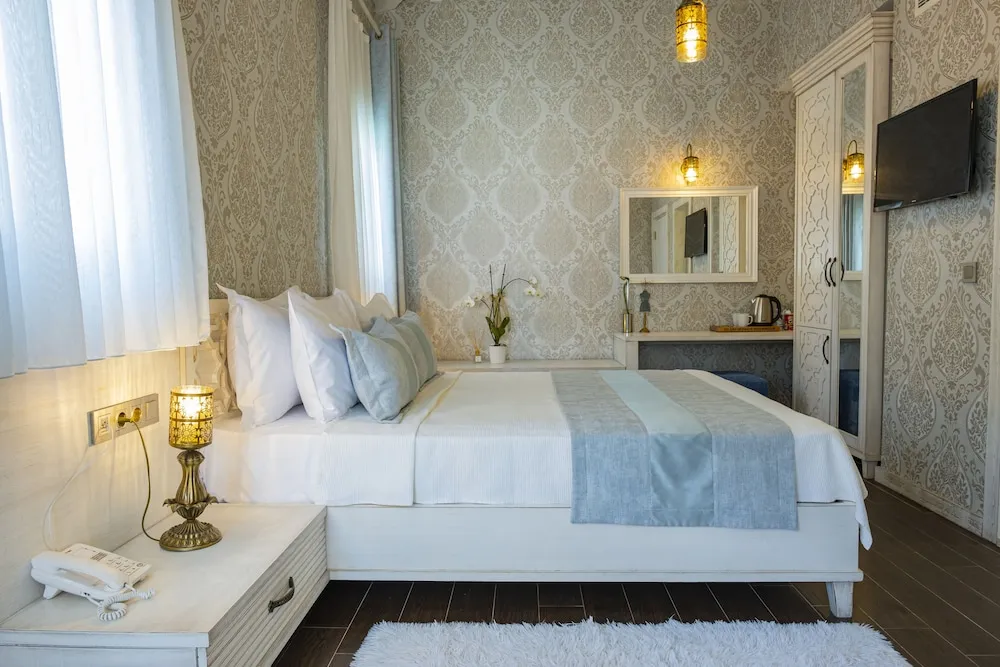 Suite with Bay Window