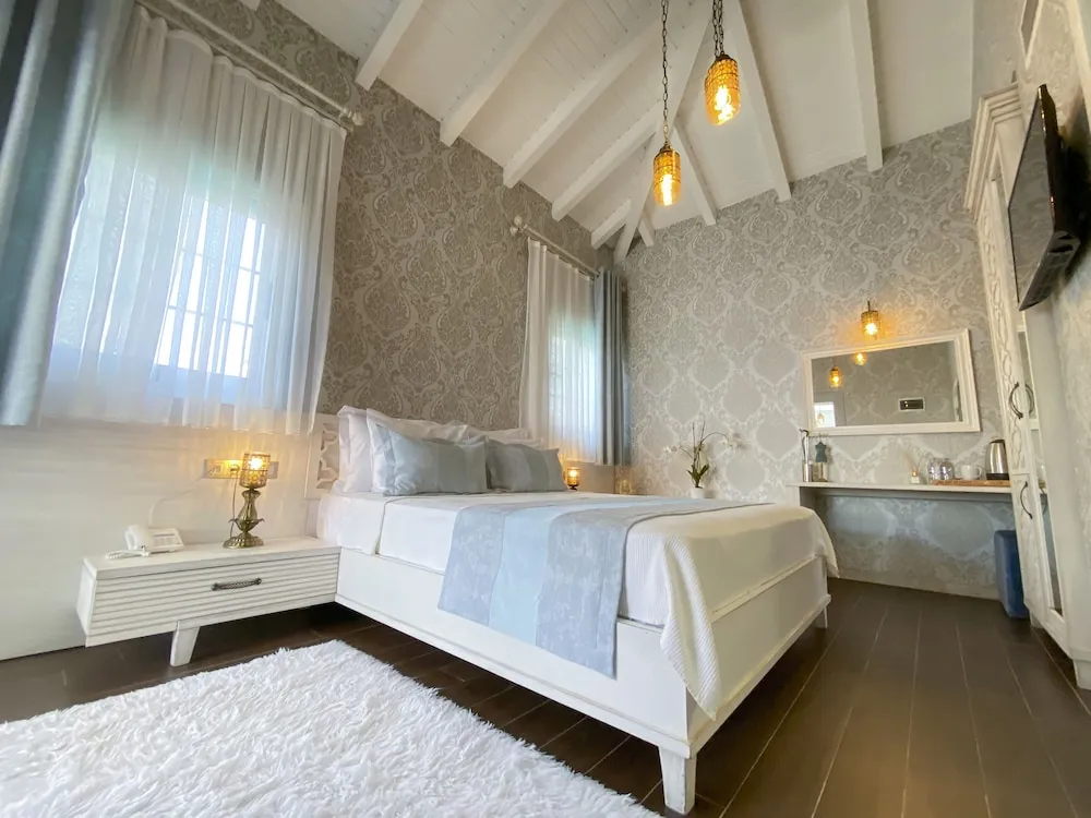 Suite with Bay Window