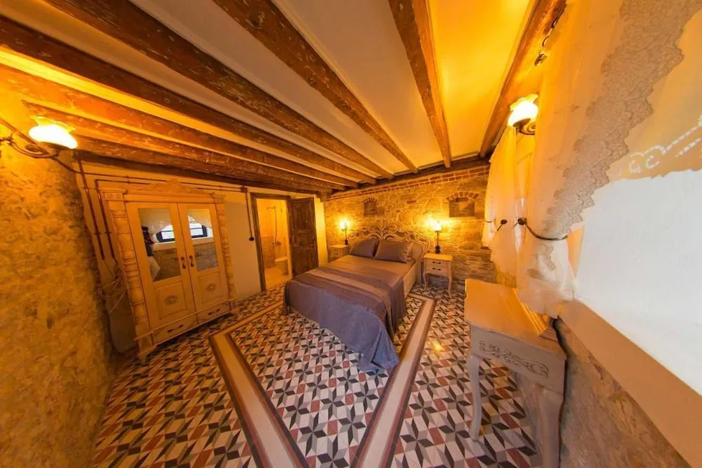 Luxury Üç Kişilik Oda, Bahçeli